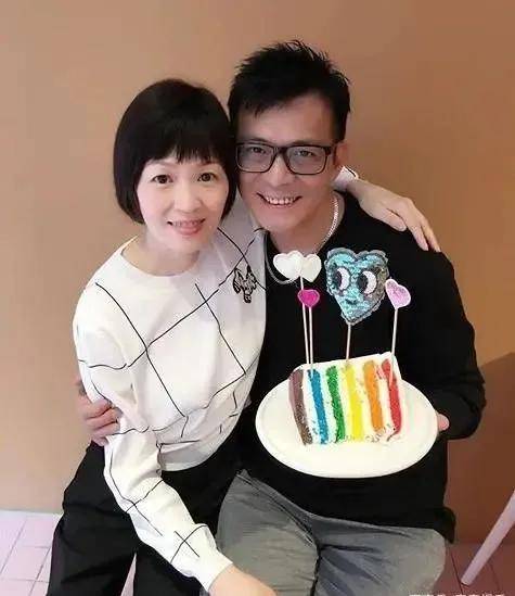 母之痛|原创三十而立的黄芷晴，沉浸失母之痛，被爸爸黄日华爱进骨子里