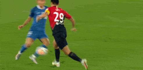 3场0球!郜林陷入低迷,连续2场翻滚抢镜,被调侃:有内马尔风采