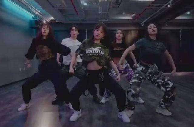 苹果|原创汪峰大女儿小苹果晒舞蹈视频，表情管理到位，稳居C位又美又飒