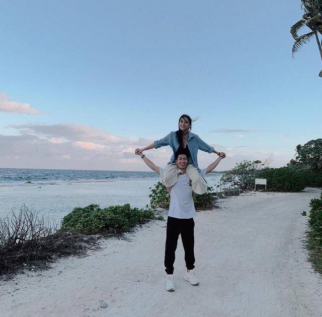 上海街|原创何超莲窦骁上海街头被偶遇，先逛街后现身夜店，如胶似漆引人羡