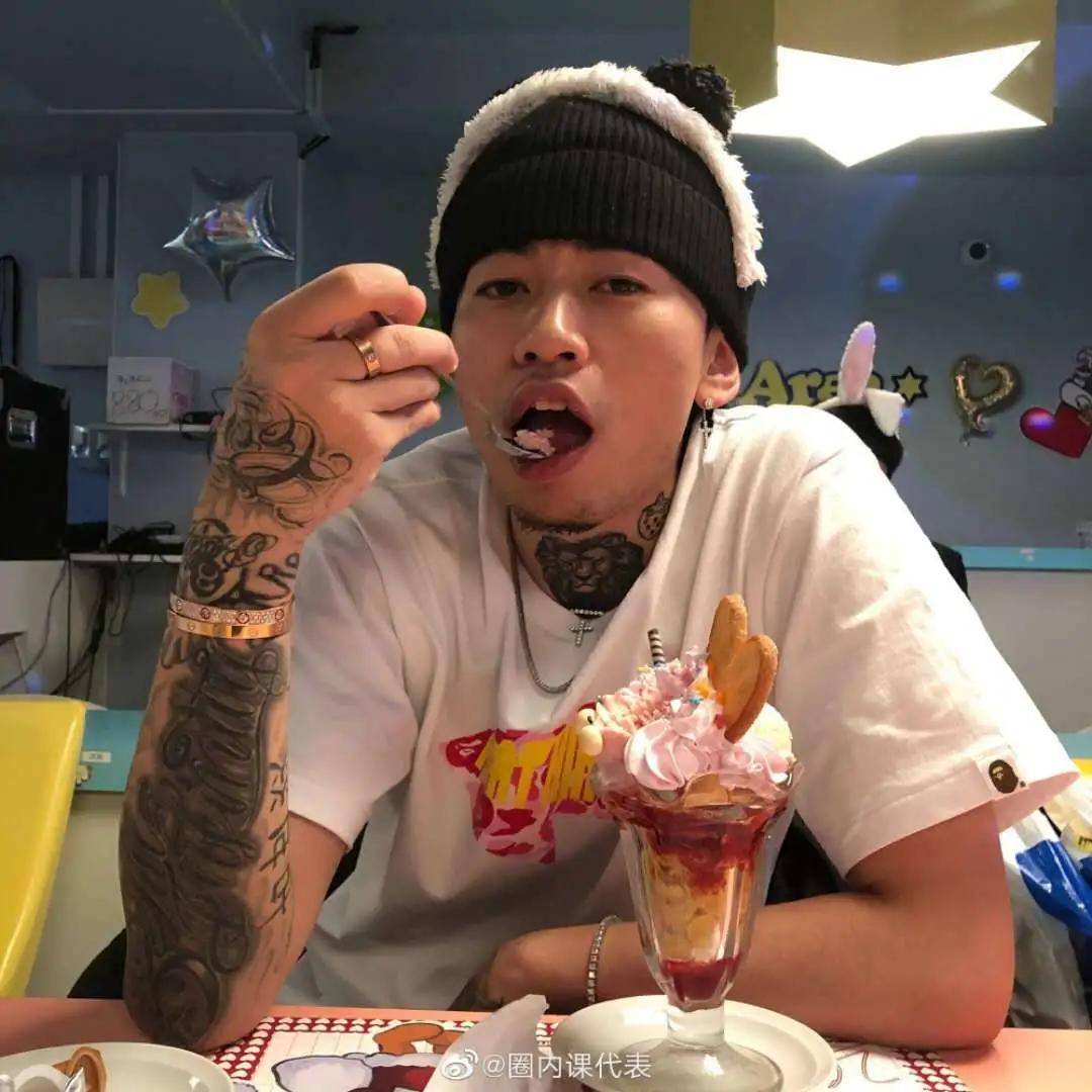 出圈|原创《中国新说唱》开播，率先出圈的是rapper们的穿搭和身上的膏药