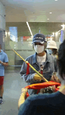 好身材|原创宁静现身机场,穿健美裤秀好身材,高抬腿整理高筒袜不拘小节