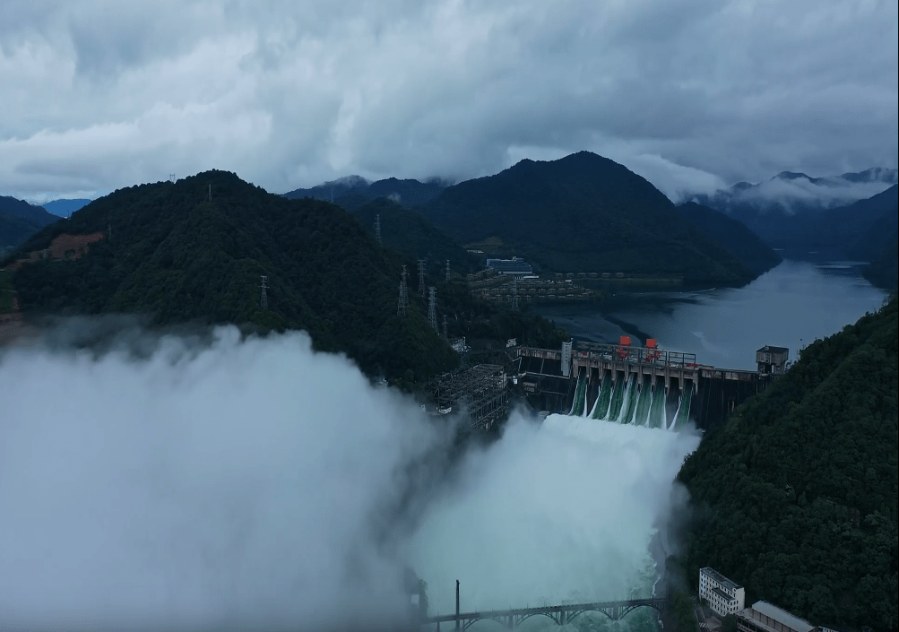 震撼新中国第一座水电站新安江水电站泄洪现场