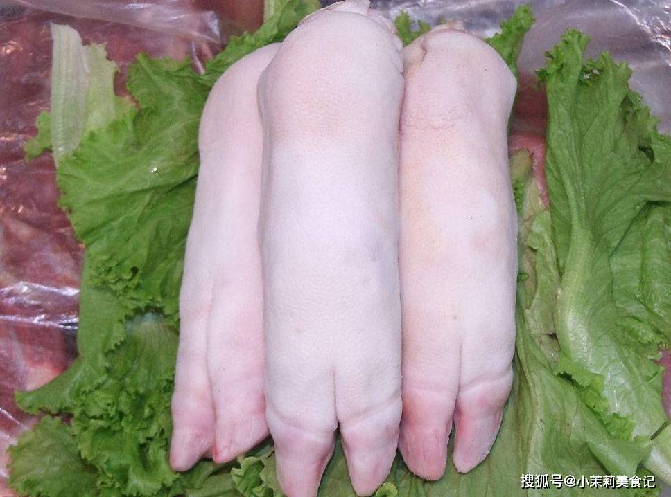 猪的脚趾头中有两个大的,是在前边或者说是外边,而前猪蹄的两个大的