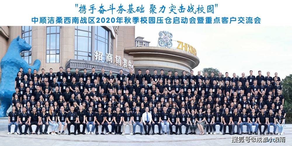 其实,这样的想法是错误的,广角镜头适合拍合影只适用于拍创意的合影