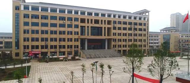 2017年,鄂州市整合中职教育资源,投资2.5亿元迁建鄂州中专.
