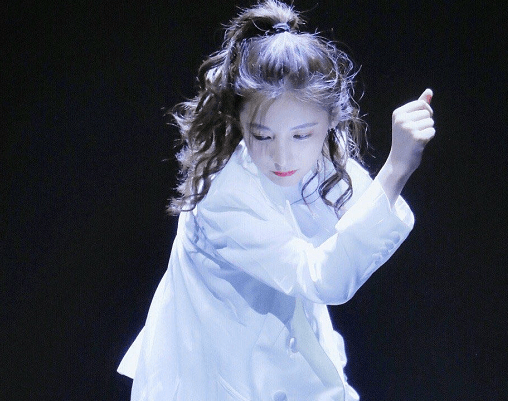 西装|女明星穿纯白西装,赵粤变潇洒美男子,看到热巴:私人订制!