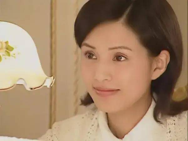 鲜肉|李若彤首次公开年龄，快30岁演小龙女，30多还和小鲜肉演情侣