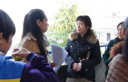 原创家长送班主任名牌丝巾后，娃依旧不受“关照”，了解原因妈妈很懵