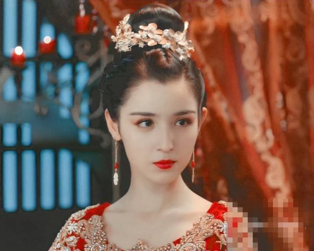 作品|原创《玉楼春》中哈妮克孜，清雅素净比平时更加美，网友感叹仙女下凡