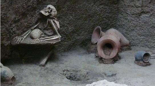 地震来临，“母亲”紧紧护着孩子死去，被人发现已过了4000年