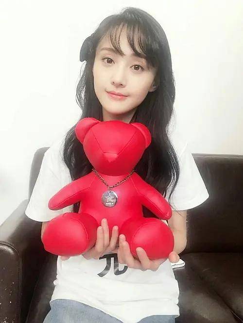 满地|原创郑爽坚持做公益，晒满地证书感谢粉丝，直言“最好的是你们”