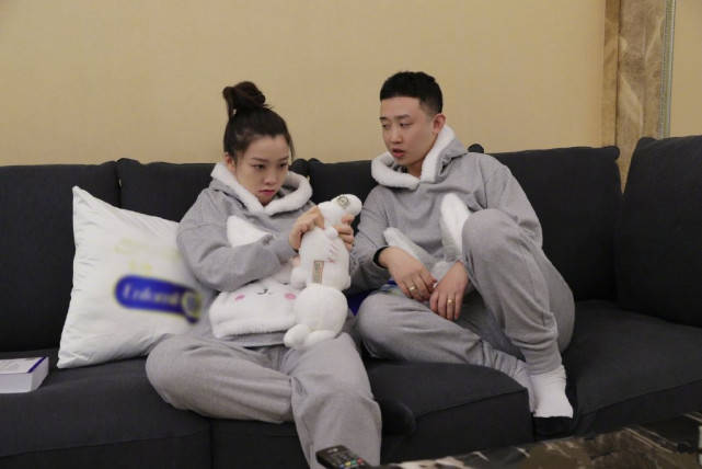 gai周延与老婆穿兔子情侣睡衣录综艺全程深情对视甜炸屏