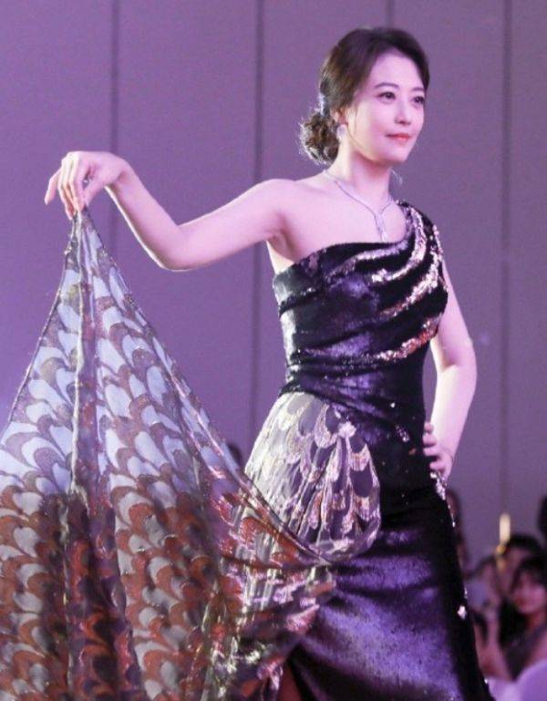 服装|还不清楚周海媚为何53岁无人娶？看她穿稚嫩装后，答案一清二楚了