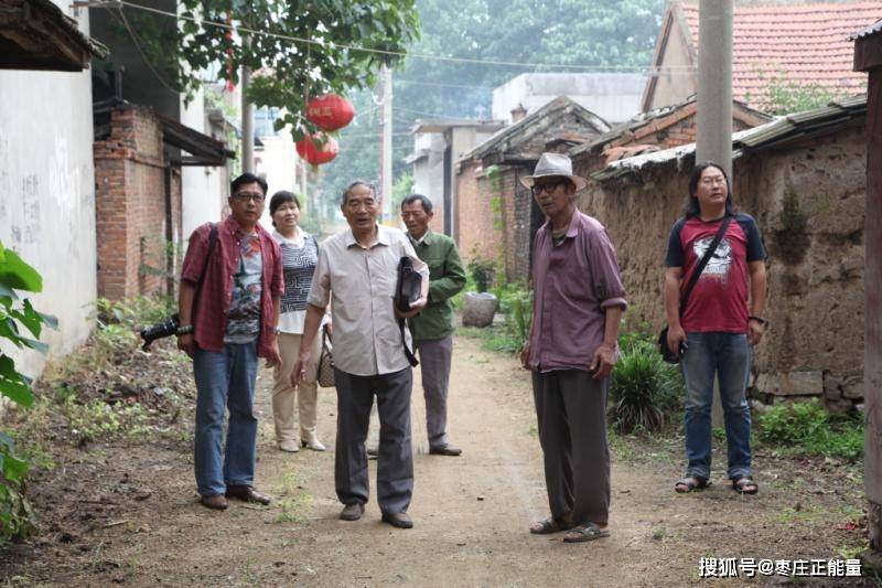 记者到渠玉柏烈士的家乡滕州市张汪镇皇殿岗村采访.