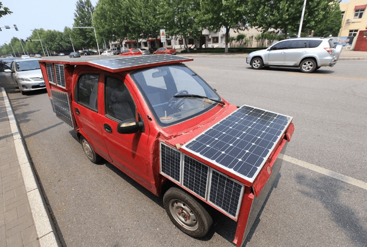 长发小伙造出太阳能汽车,不加油也不充电,可惜上路就碰到交警