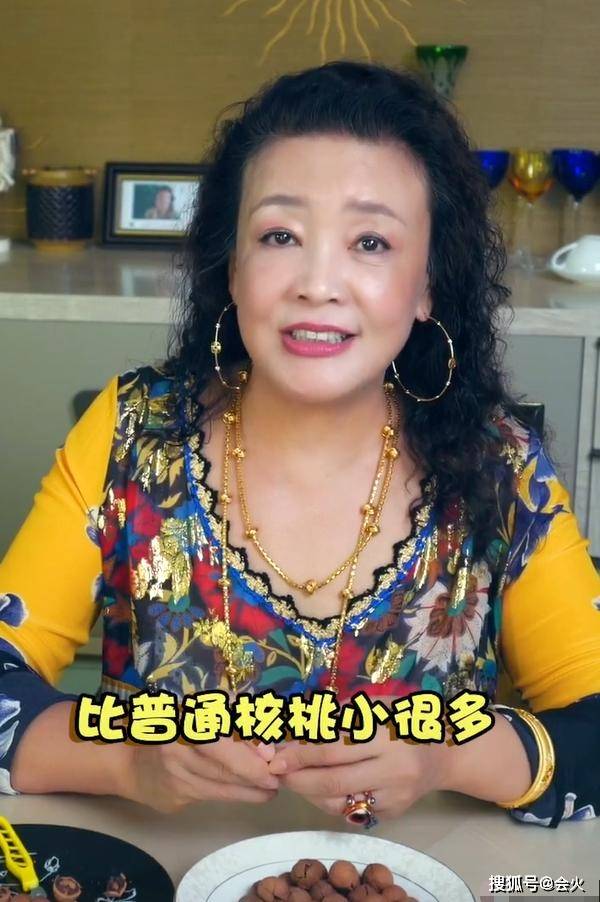 汪小菲妈妈拍视频卖货，62岁仍穿金戴银生活奢华