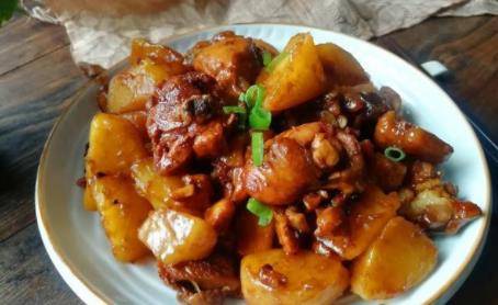 土豆烧鸡肉怎么烧才好吃 4098852de5b04c74a5874e5f32a28a10.jpeg