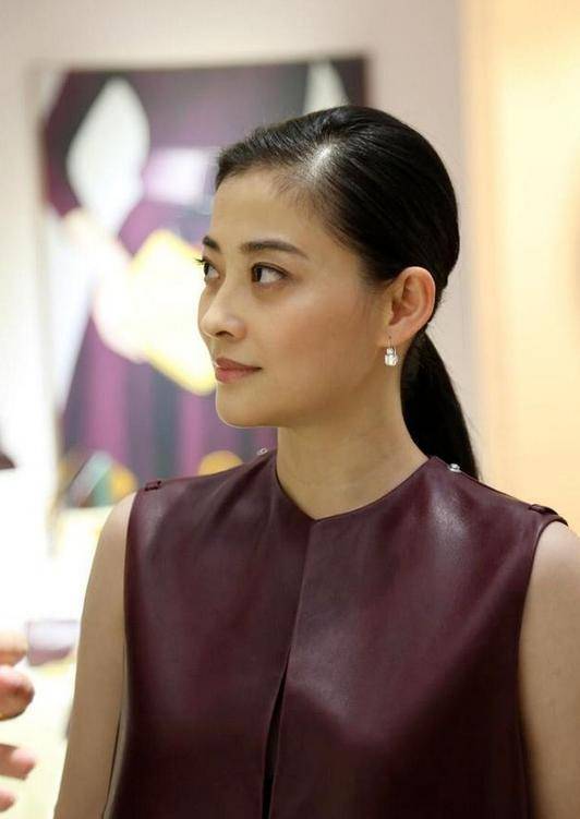 女性|45岁梅婷魅力挡不住,穿酒红色直筒裙优雅迷人,低马尾也显高贵