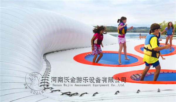 蹦床桥充气蹦床桥——惊险好玩蹦蹦桥除了游乐外,这座蹦床桥带给人们