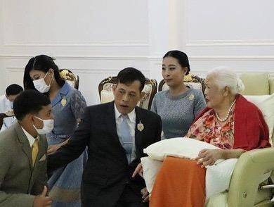 一身|泰国诗琳通公主瘦了！穿一身薄荷绿肚腩没了，被王后排挤都很大度