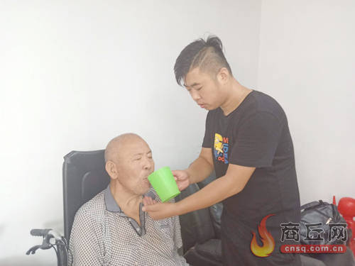 商丘市35岁的汪海涛照顾瘫痪父亲27年—— 在尽孝