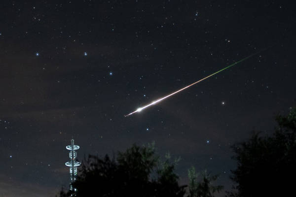 英仙座流星雨在天幕上演钻石般璀璨耀眼惊艳星空