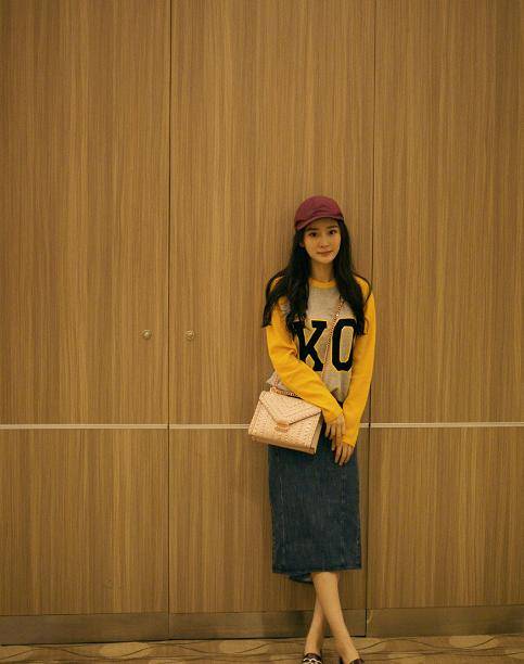 休闲|卫衣搭配什么下装好看？早秋多试试以下3款，舒适时髦又减龄