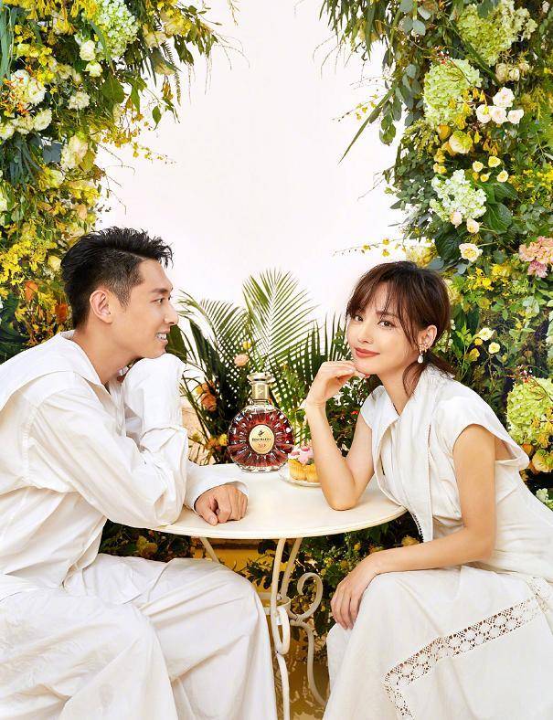 白衣|张嘉倪拍大片太酸了!和富二代老公穿白衣秀恩爱,高颜值夫妇赢了