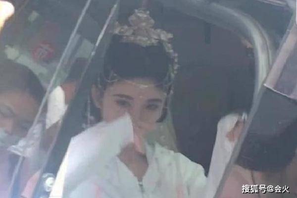 慕南枝|原创鞠婧祎片场照似路人，皮肤白到令人瞠目，网友：面粉涂了几层？