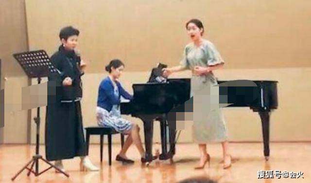 风采|原创58岁董文华罕露面，沉寂多时再现身庆典献唱，风采依旧魅力不减