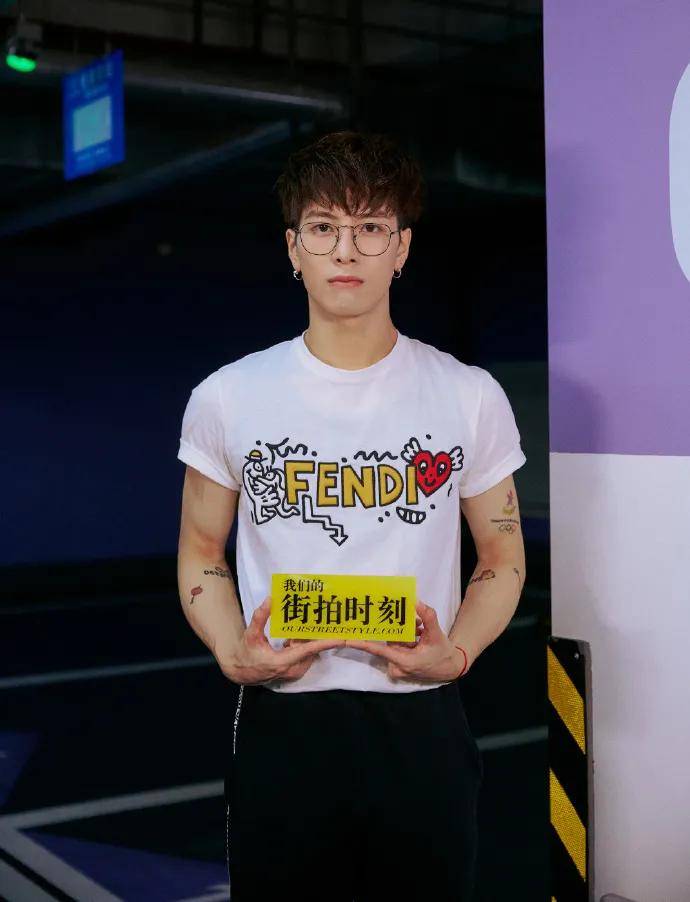 红色|七夕送礼指南| 情人节不知如何送礼？快收下这份秘籍给爱情升温吧～