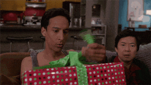 红色|七夕送礼指南| 情人节不知如何送礼？快收下这份秘籍给爱情升温吧～