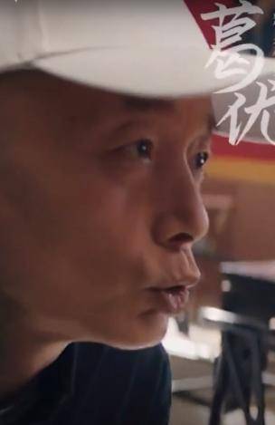 63岁葛优罕见现身拍广告，一扫好友去世阴霾，堪