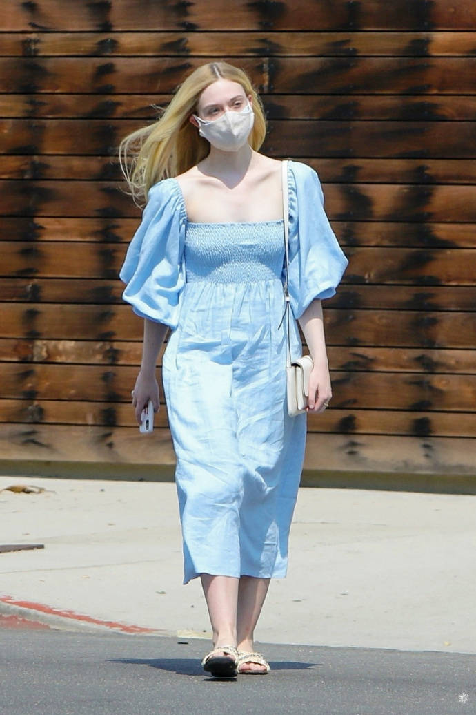 艾丽·范宁洛杉矶新街拍,粉蓝裙子也超仙超有气质