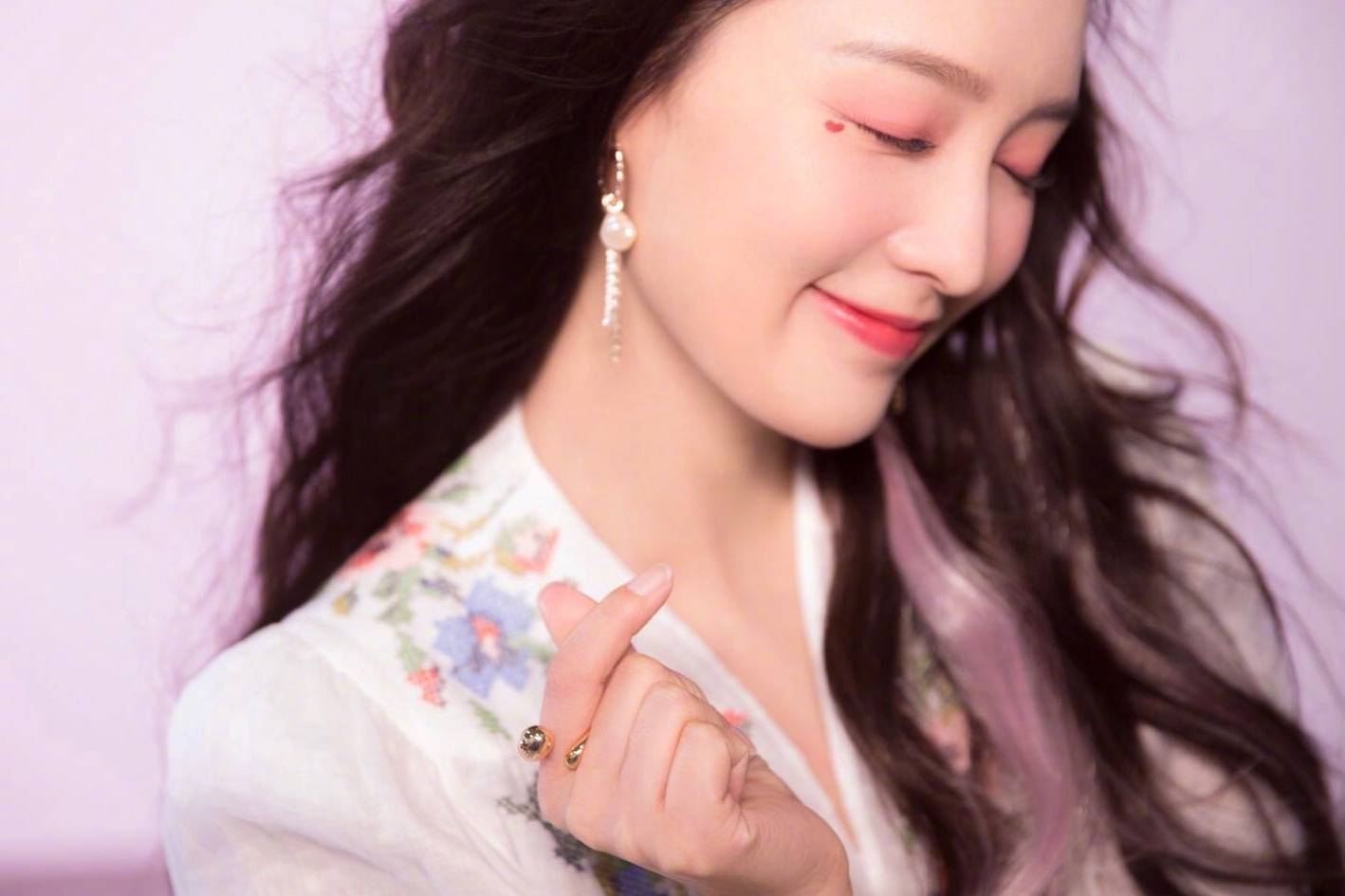 桃花|李沁爱心泪痣桃花妆,少女爆棚甜美满分,尽情挥洒甜蜜恋爱气息