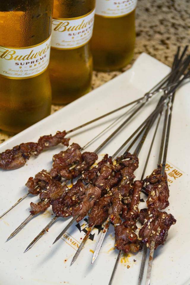 钱锋炭|激情8月来钱锋炭缸烧烤赢百威免单大奖炭缸烧烤遇上品质啤酒