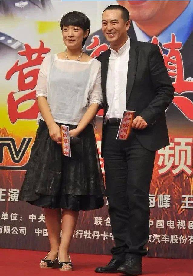 皮肤|原创张嘉译妻子罕见亮相，皮肤状态很真实，穿着打扮也朴素！