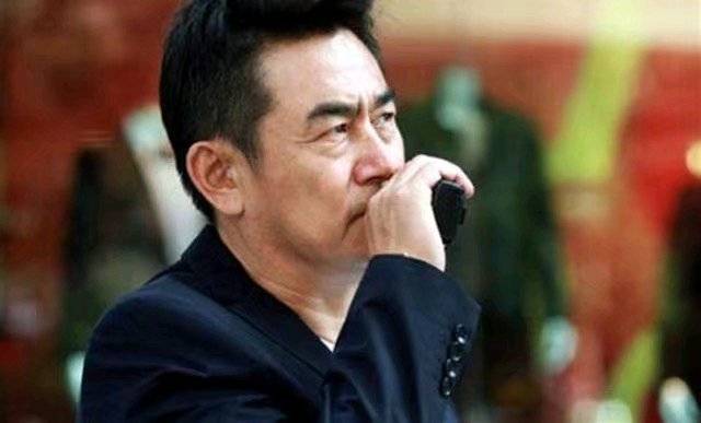 原创辞铁饭碗成“戏疯子”，后将恩师女儿追到手，孩子2岁却提出离婚