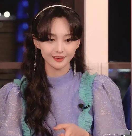 崩溃|原创郑爽当众情绪崩溃，不满庆生直播的带货节奏，当场洒泪匆匆结束