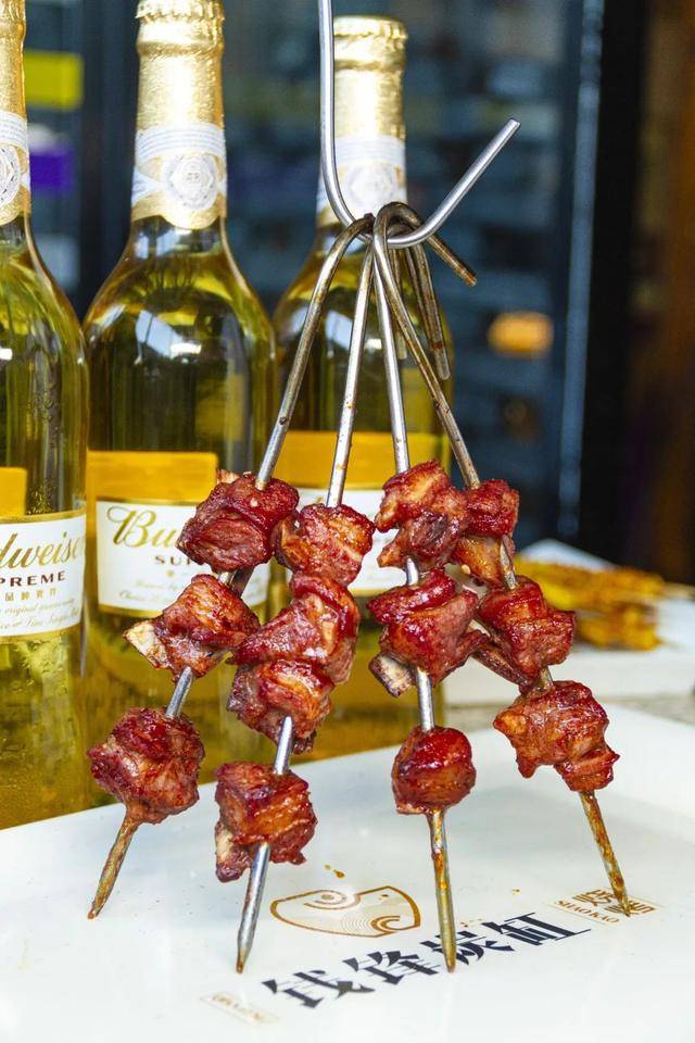 钱锋炭|激情8月来钱锋炭缸烧烤赢百威免单大奖炭缸烧烤遇上品质啤酒