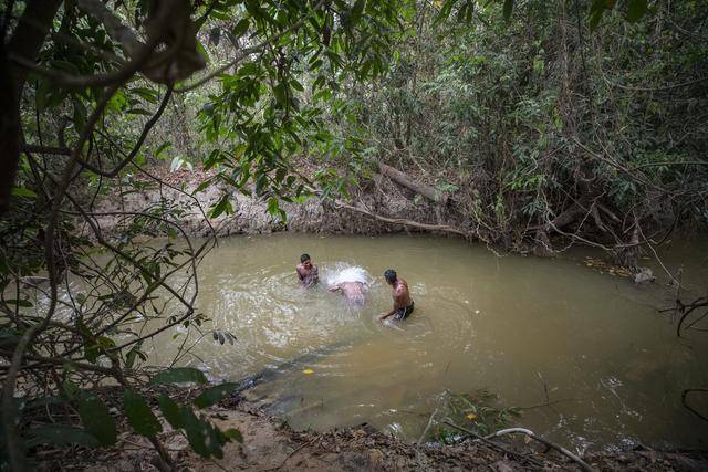 有卡亚波族人趁示威暂停的空档,在河里洗澡.