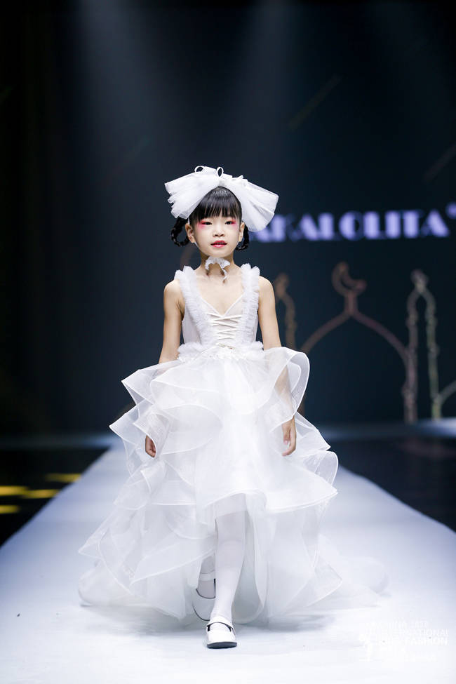 城堡|KAKALOLITA亮相中国国际儿童时尚周 演绎“城堡里的精灵”