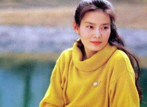 近照|65岁潘虹近照，穿彩裙戴高帽超显时髦范，这才是不老女神的模样