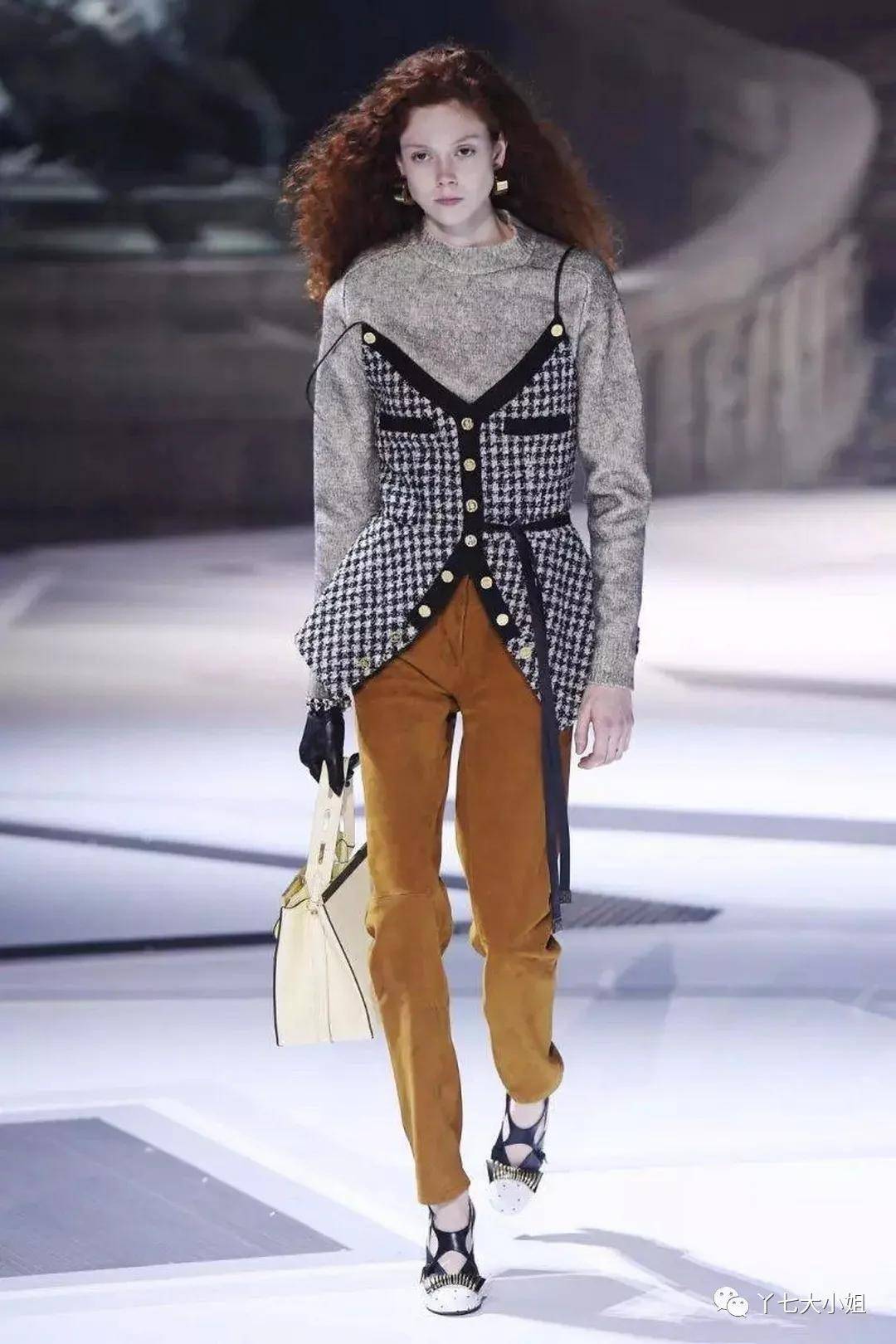 装饰|嫌衣服单调？加几颗小钮扣，眼睛都看直了~