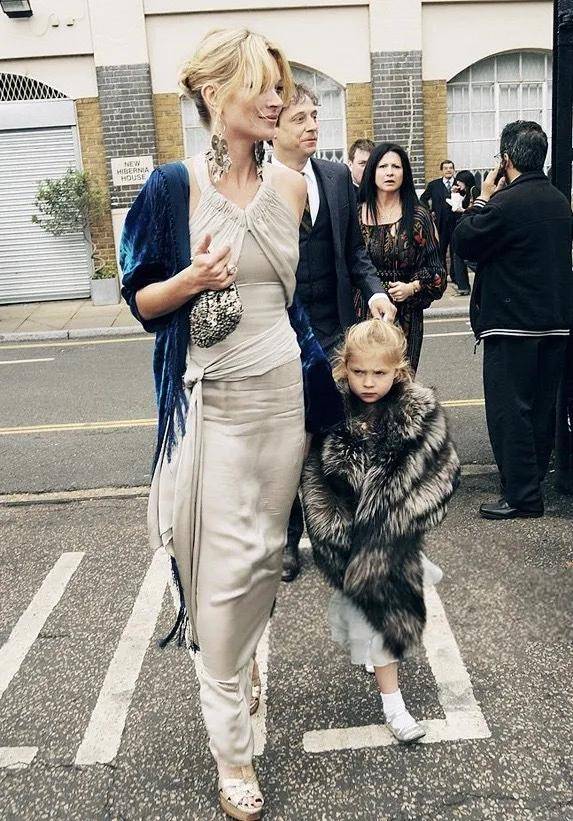 Moss|这个女人统一了90年代的审美，那她女儿呢？