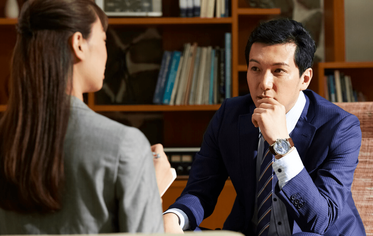 跟领导单独一起，高情商的同事摸准心思不尬聊，你也可以