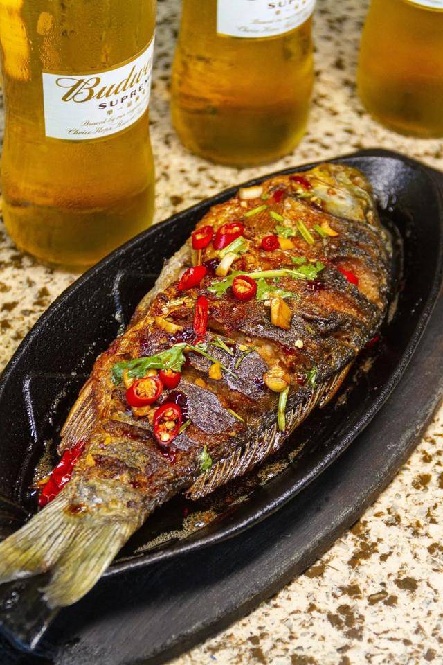 钱锋炭|激情8月来钱锋炭缸烧烤赢百威免单大奖炭缸烧烤遇上品质啤酒