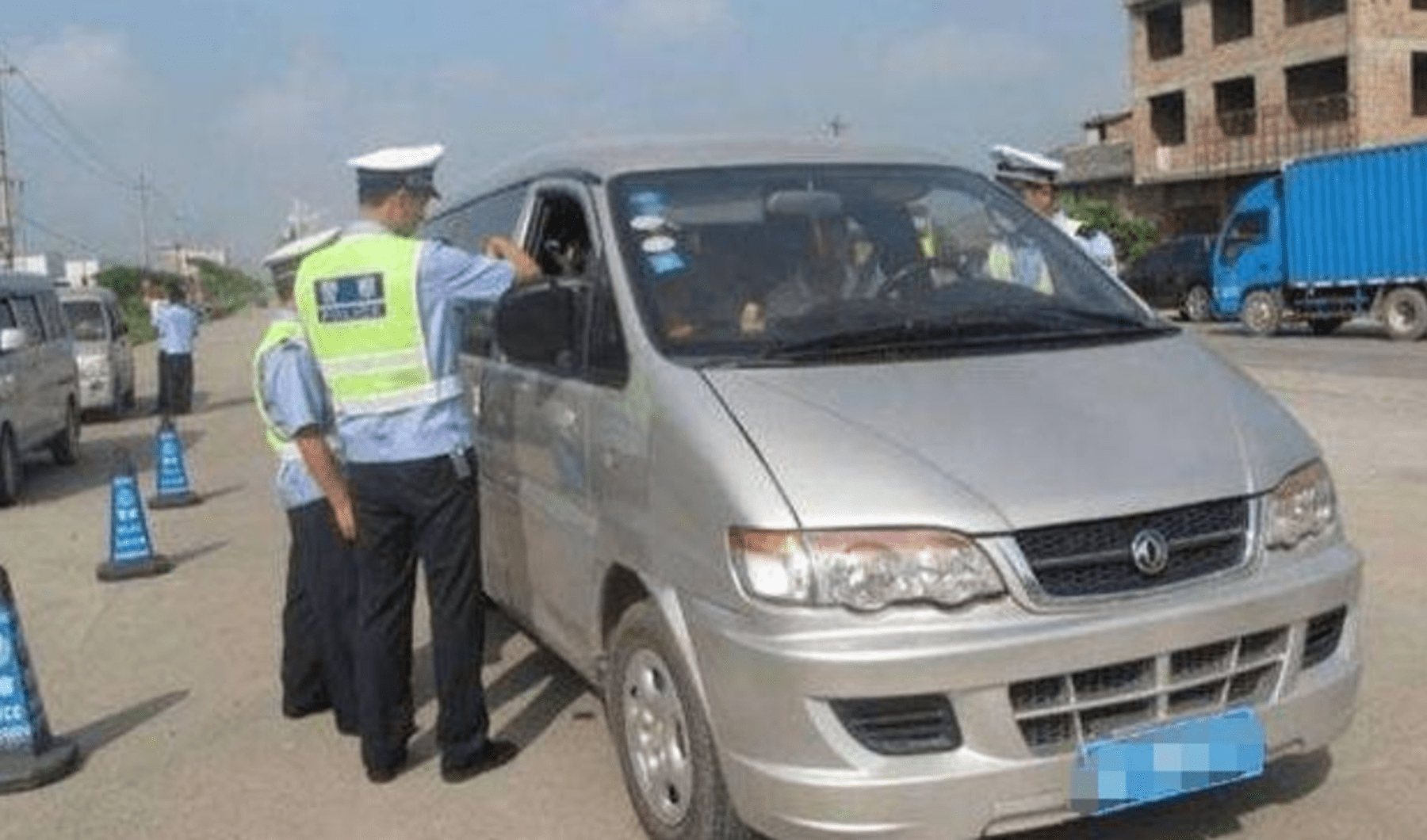 猜成语牛拉一车货_看图猜成语