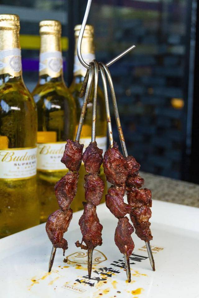 钱锋炭|激情8月来钱锋炭缸烧烤赢百威免单大奖炭缸烧烤遇上品质啤酒